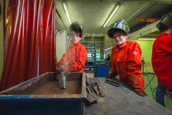 Decoration Brugklassers over locatie Tubbergen